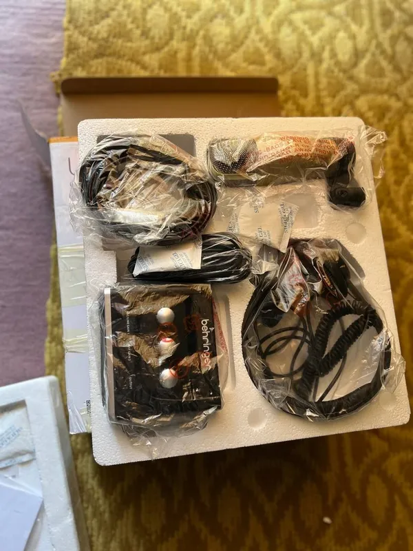 Behringer zvukavoy karta komplekt naushnik i mikrafon.Yangi