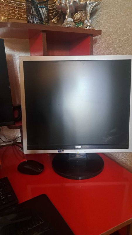 Kompyuter monitor sotiladi Kompyuter monitor sotiladi