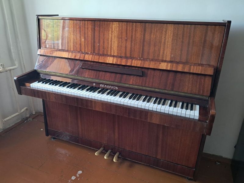 Belarus markali pianino sotiladi Belarus markali pianino sotiladi