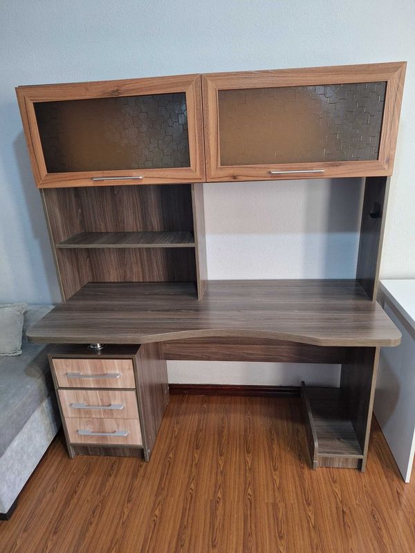 Продам отличный, качественный компьютерный стол, размер-150х65х170 Продам отличный, качественный компьютерный стол, размер-150х65х170