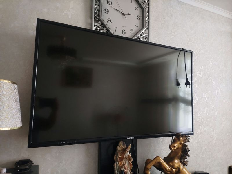 продается телевизор Ройсон 43 диагональ продается телевизор Ройсон 43 диагональ