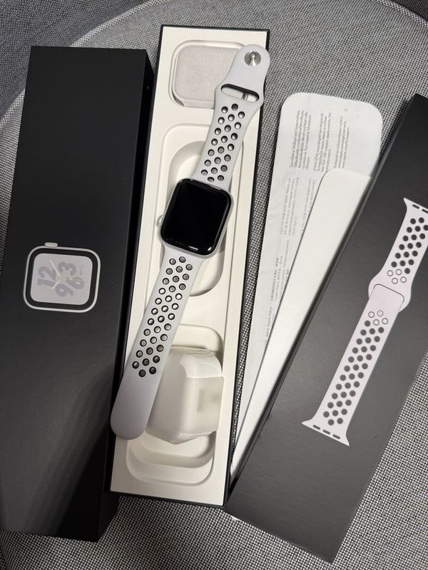 Apple Watch Series 4 Nike + 44MM Apple Watch Series 4 Nike + 44MM