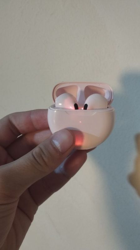 Airpods Pro 6 satiladi.