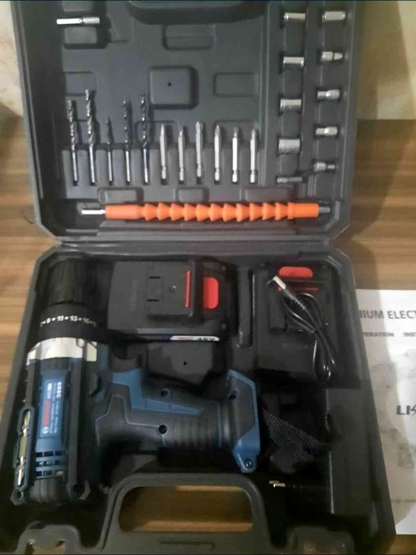 Шуруповерт новый Bosch с насадками Шуруповерт новый Bosch с насадками