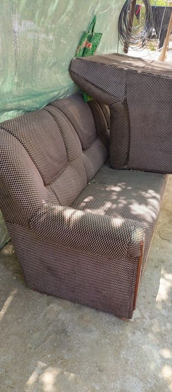 Divan sotiladi . Divan sotiladi .