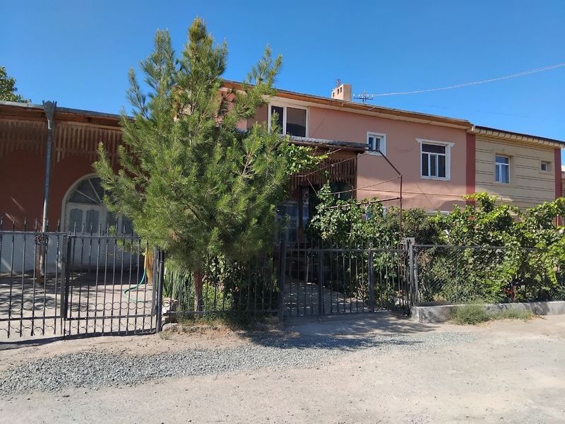 Oshshi bozori yonida uy sotilad
