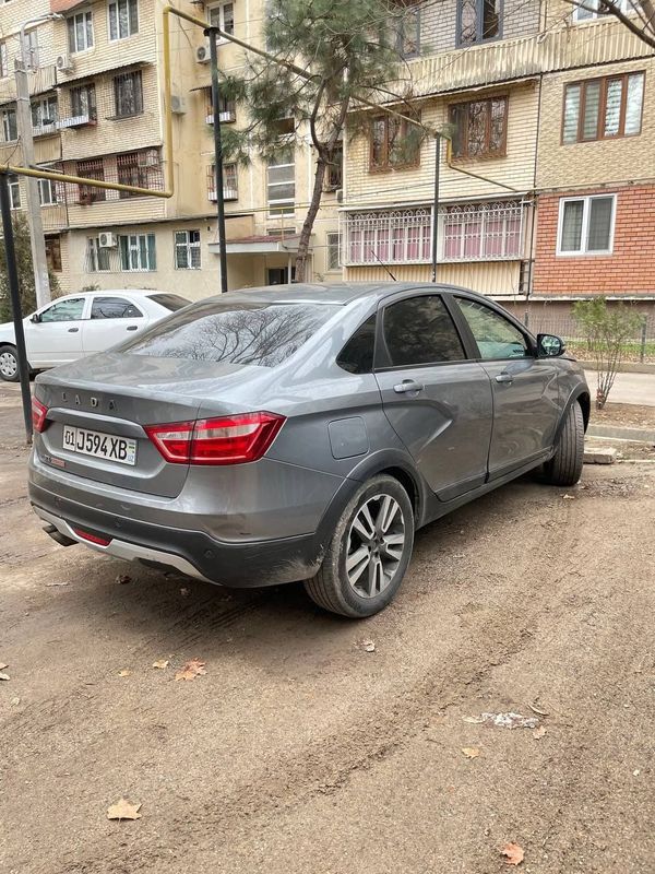 Lada Vesta cross срочно сотилади продаётся Lada Vesta cross срочно сотилади продаётся