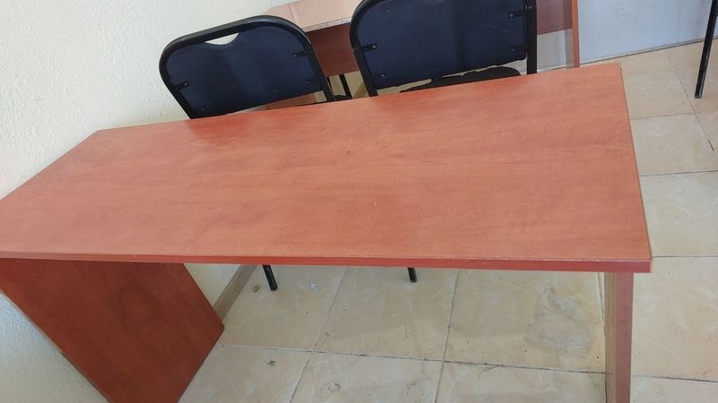 Продаётся стол и стулья Продаётся стол и стулья