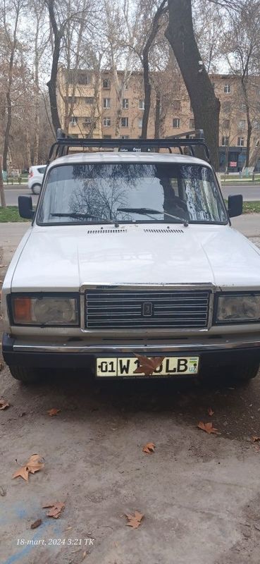 Vaz 2104 sotiladi.