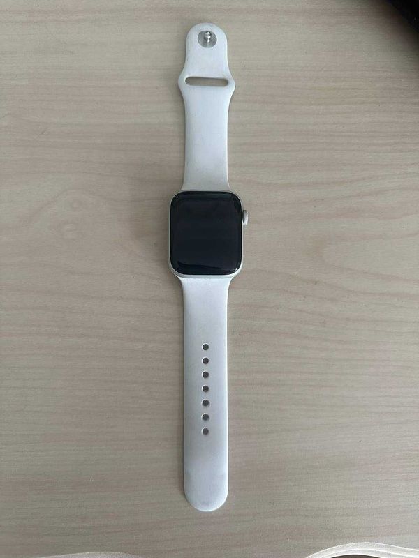Apple Watch SE 44mm (Gen 2) в идеальном состоянии Apple Watch SE 44mm (Gen 2) в идеальном состоянии