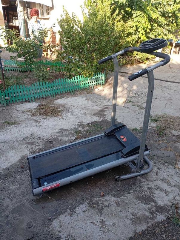 Продается тренажер беговая дорожка б/у Продается тренажер беговая дорожка б/у