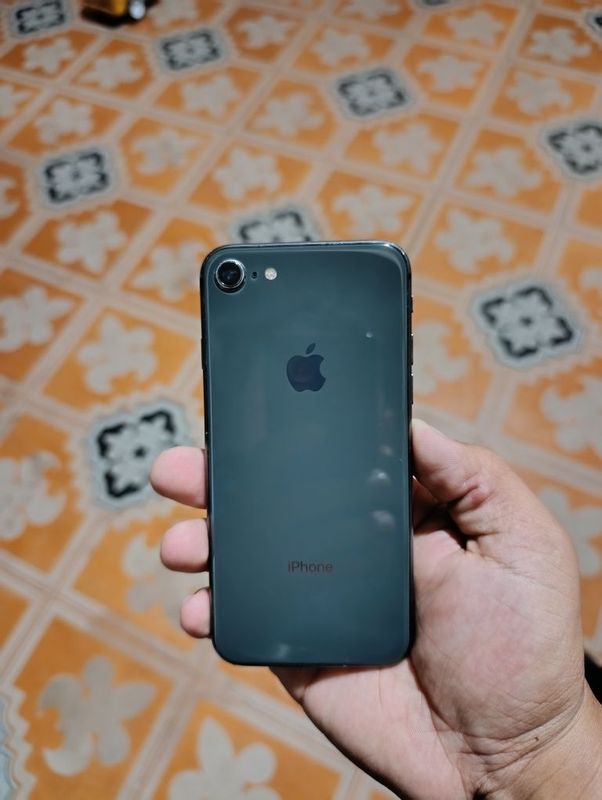 iPhone 8 rangli qora 64 talik akkumulyatori usuliniy