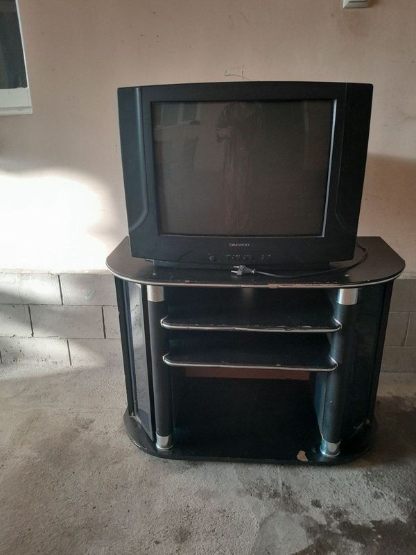 Televizor sotiladi