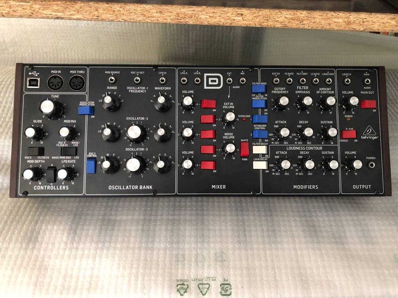 Синтезатор Behringer Model D Синтезатор Behringer Model D