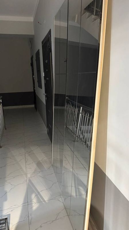 Продается дверь от шкафа с зеркалами и роликом