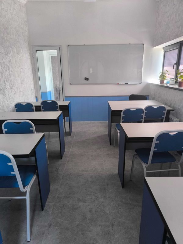 Tayyor o'quv xonalari mebellari bilan
