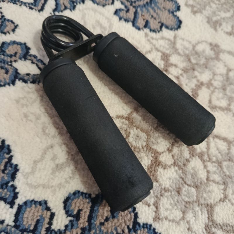 Hand grip, 30 kg ogʻirlik kuchi. Hand grip, 30 kg ogʻirlik kuchi.