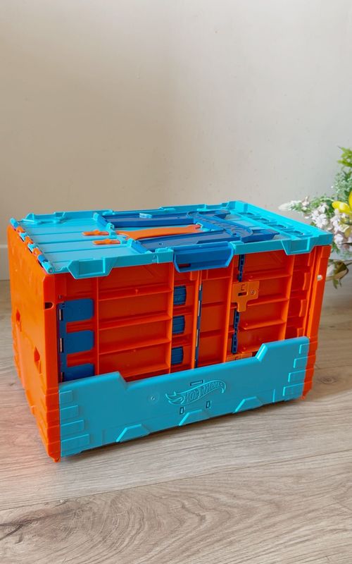 Трасса Hot Wheels в хорошем состоянии. Трасса Hot Wheels в хорошем состоянии.