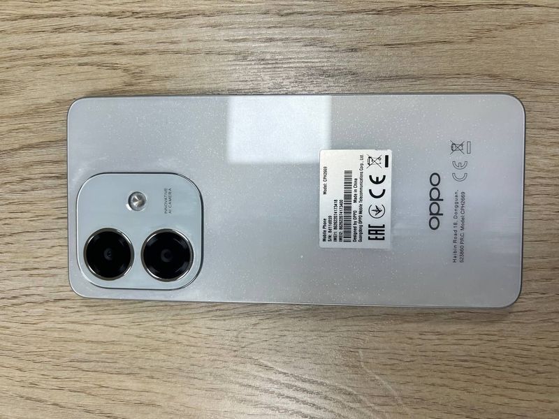 Oppo A 3 oq rangi zòr holati alo darajada Oppo A 3 oq rangi zòr holati alo darajada