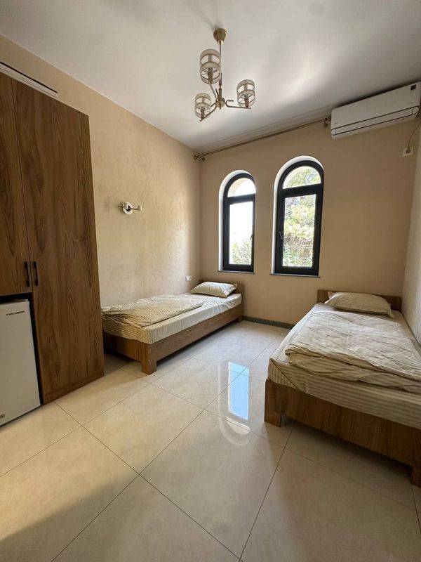 Hotel hostel mehmonxona sutochniy xonalar, kishi boshiga 100.000 sum