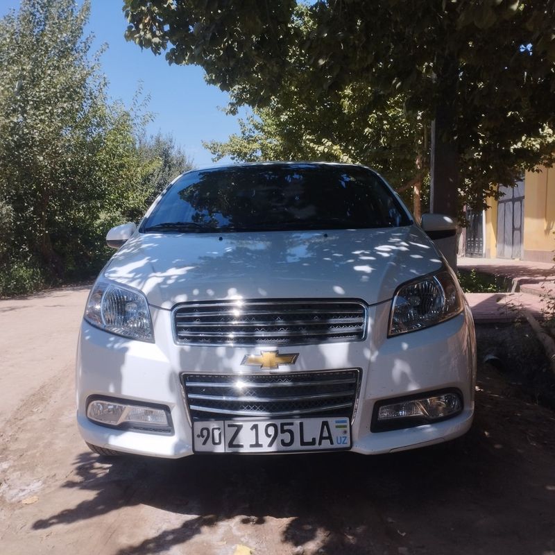 Mashinani xolati yaxshi qarab xaydalgan bitta odam xaydagan Mashinani xolati yaxshi qarab xaydalgan bitta odam xaydagan