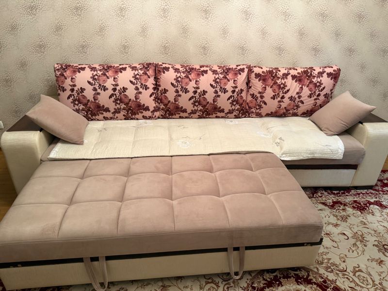 Диван в зал в хорошем состоянии. Производство Беларусь