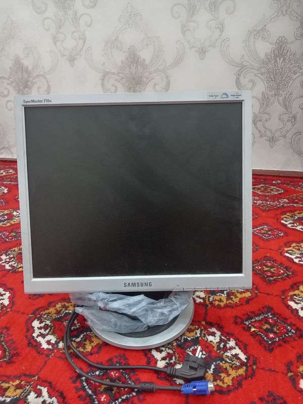 Samsung monitor sotiladi