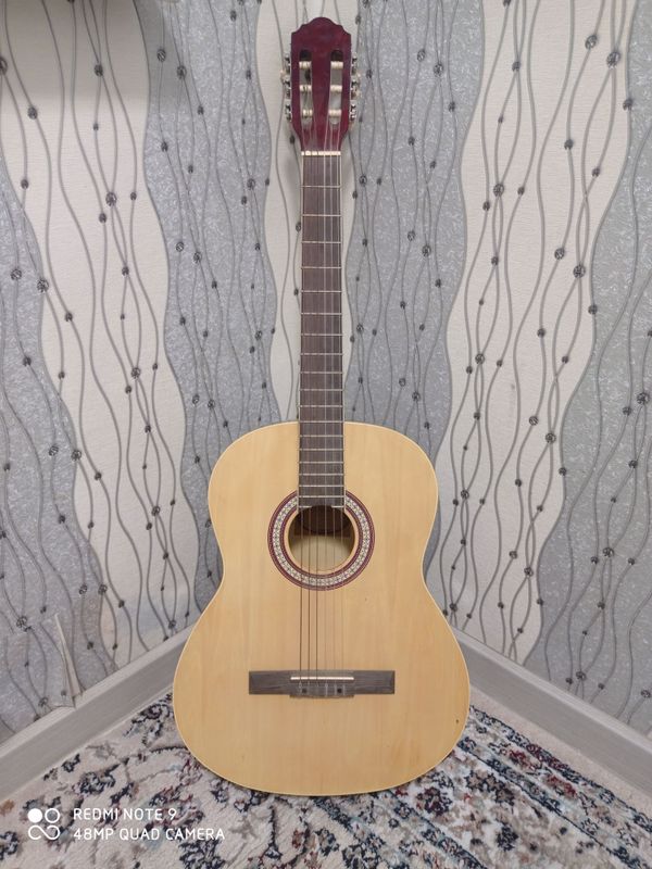 Gitara chard yahshi holatda Gitara chard yahshi holatda