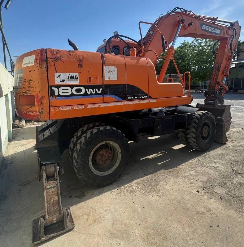 Эскаватор колесный DOOSAN 180 сотилади Эскаватор колесный DOOSAN 180 сотилади