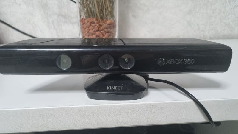 Xbox+kinnect+2 безпроводных джойстика+блок питания+игры