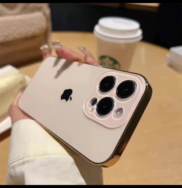 Чехол нежно золотого цвета на iPhone 16 Pro Max Чехол нежно золотого цвета на iPhone 16 Pro Max