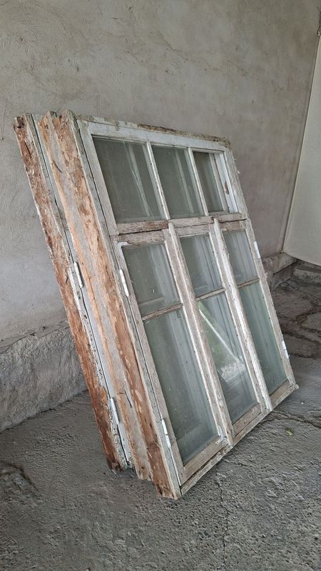 Deraza 3 ta. Shishalari bilan birga. Deraza 3 ta. Shishalari bilan birga.