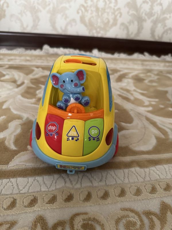 Игрушечная машинка