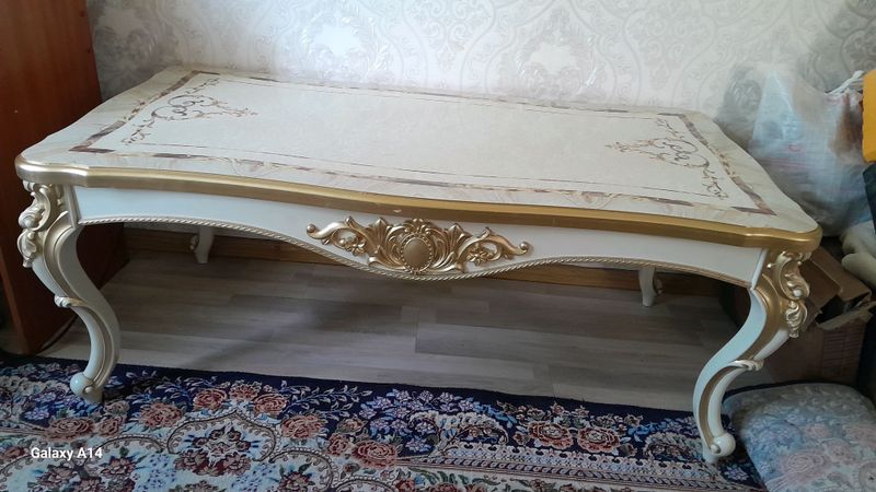 Стол для гостинной