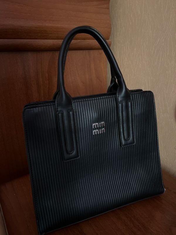 женская черная сумка miu miu