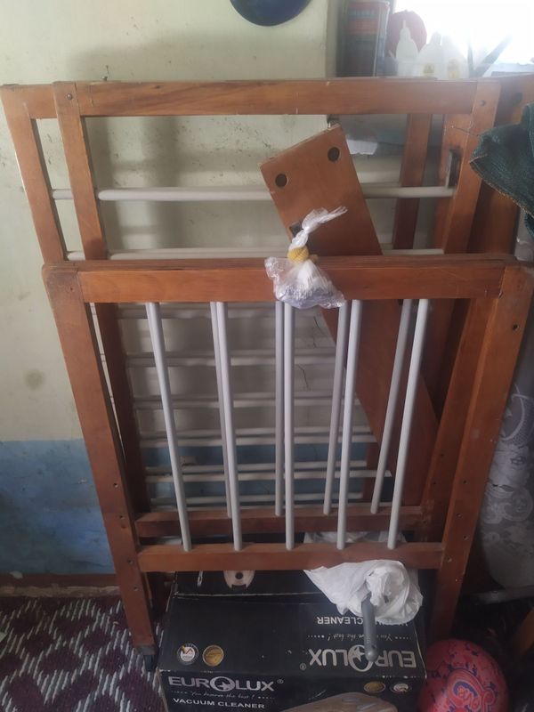 Bolalar karavati yaxshi turipti va hali baquvvat. Bolalar karavati yaxshi turipti va hali baquvvat.