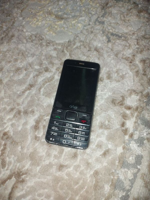 Telefon sotiladi Telefon sotiladi