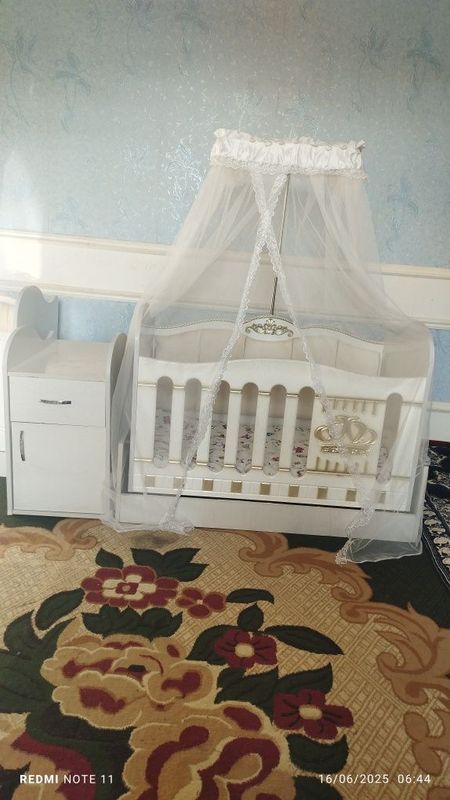 Bolalar belanchagi sotiladi yonidagi shkafchasi bn Bolalar belanchagi sotiladi yonidagi shkafchasi bn