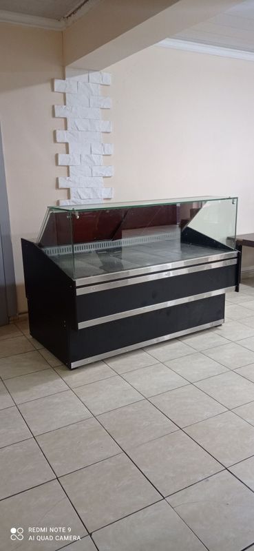 Vitrina holodilnik sotiladi