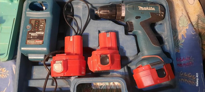 Шуруповёрт Makita, гравёрная машинка Sturm