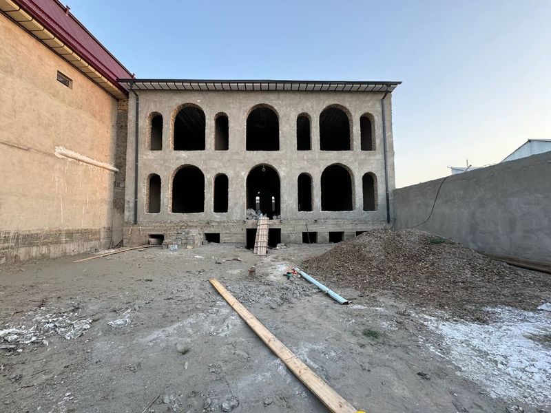 6 sotiqli karobka xolatdagi hovli sotiladi. Hovlida 7 ta xona 2 ta xol 6 sotiqli karobka xolatdagi hovli sotiladi. Hovlida 7 ta xona 2 ta xol