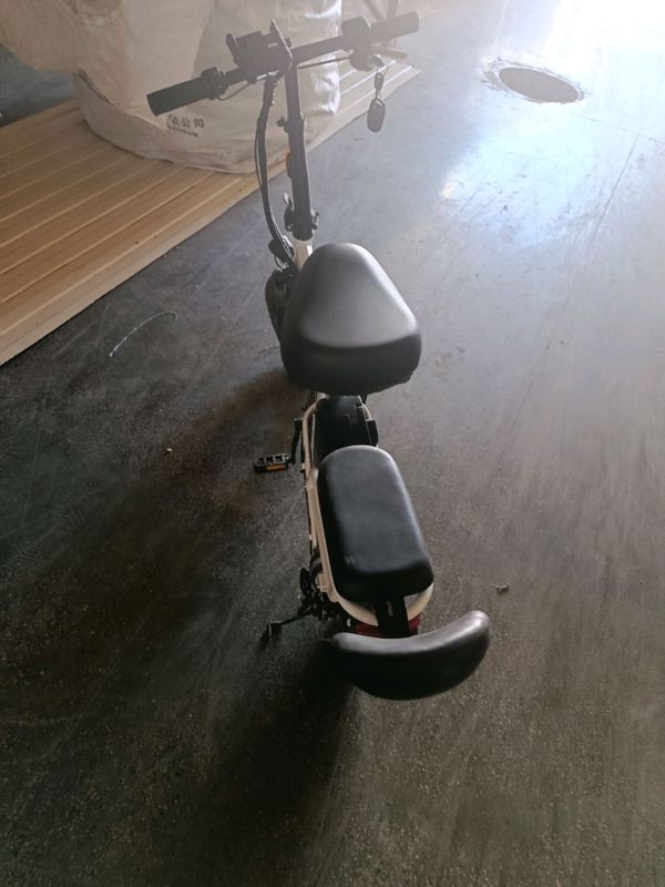 bailu elektroni velik 30 klametir yuradi tezligi25