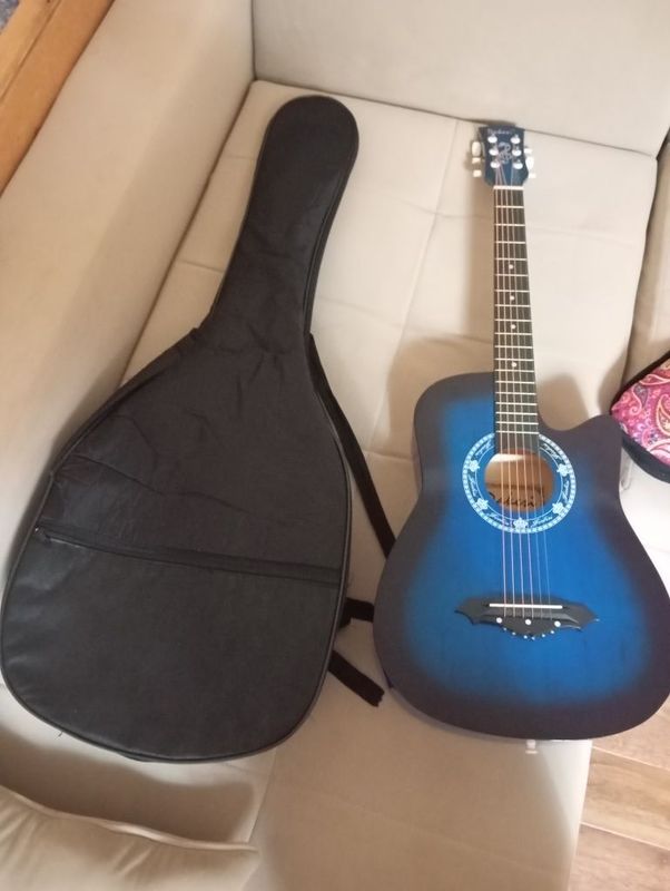 Gitara sotiladi srochni Gitara sotiladi srochni