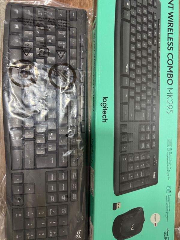 Logitech MK295 Silent Wireless Combo Logitech MK295 Silent Wireless Combo