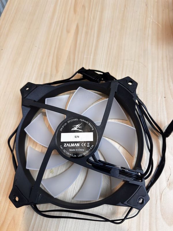 Продаются вентиляторы Zalman ZM-IF120 120mm RGB (4 штуки, комплект) Продаются вентиляторы Zalman ZM-IF120 120mm RGB (4 штуки, комплект)