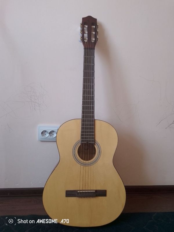 Gitara sotiladi. Gitara sotiladi.