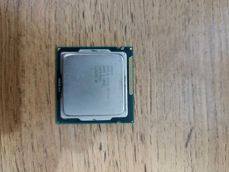 Процессор xeon e3-1220 , 1155 socket.