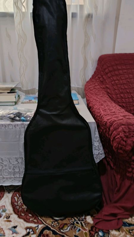 akustik gitara xolati yangi.Konplekt narsalari bor