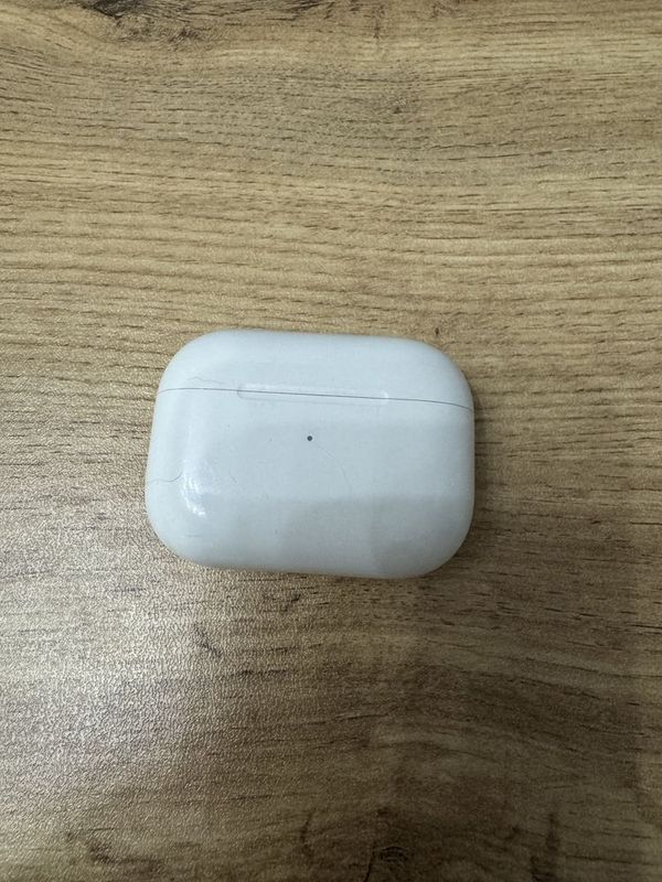 Airpods pro только кейс, без наушников Airpods pro только кейс, без наушников