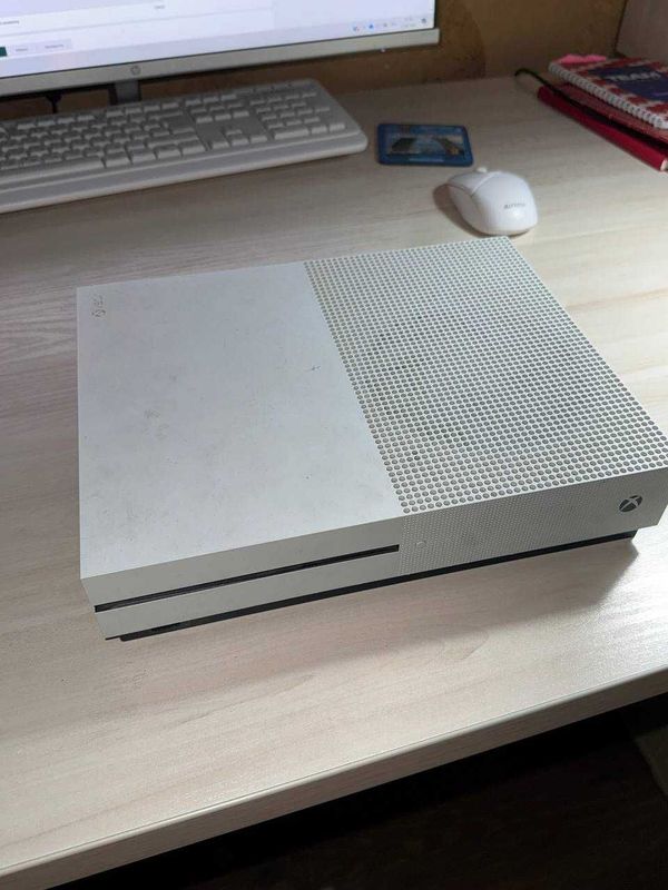 XBOX ONE S в отличном состоянии и игры в коплекте XBOX ONE S в отличном состоянии и игры в коплекте